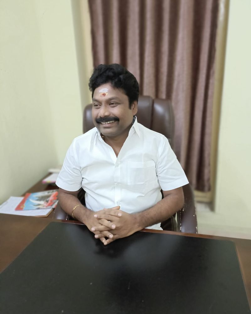 Guruji Marimuthu Thanavel, Nadi astrologer, at his consulting desk
